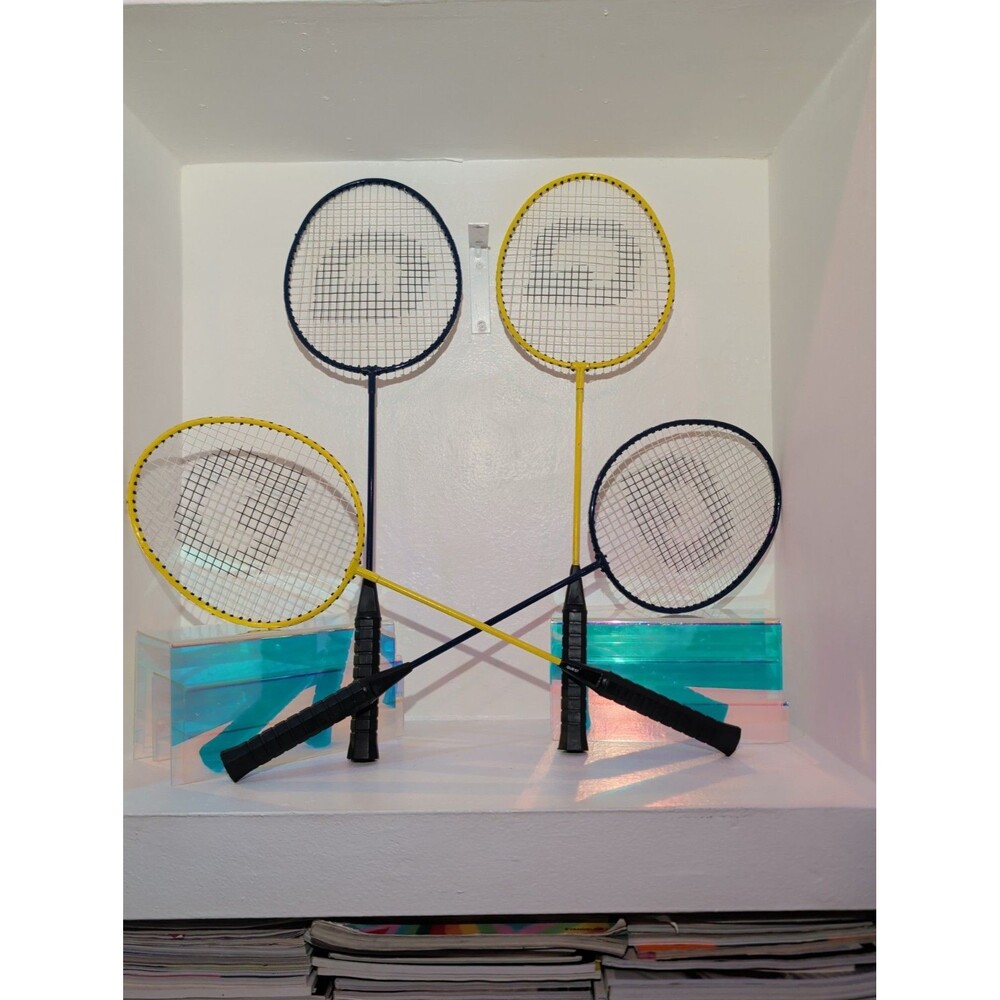 QUEST SPORT VINTAGE SET OF 4 BADMINTON RACKETS W/ 2 BIRDIES IN BAG. RS-100